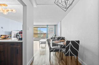 Central Downtown at Rocky Mountain Court with Gym, Court, Sauna and Secured Parking - Calgary - 3