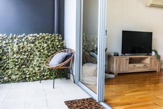 Penny 2BR Stylish Brunswick Stay with Parking - 6