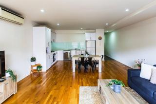 Penny 2BR Stylish Brunswick Stay with Parking - 5