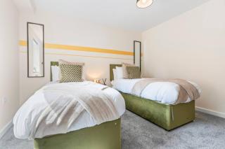 Comfortable 3-Bed Flat for 7 Guests, Ideal Family Stay in Prime Area with Fast Wi-Fi - 0