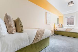 Spacious 3-Bed Flat, Sleeps 7, Ideal for Families, Central Location, High-Speed Internet - 5