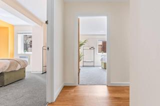 Spacious 3-Bed Flat, Sleeps 7, Ideal for Families, Central Location, High-Speed Internet - 2