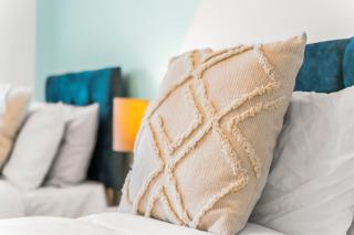 Stylish 2-Bedroom Apartment, Sleeps 4, Free Parking, Wi-Fi, Family-Friendly, City Centre - 4