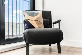 Stylish 2-Bedroom Apartment, Sleeps 4, Free Parking, Wi-Fi, Family-Friendly, City Centre - 1