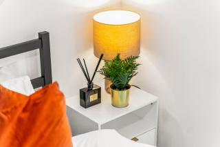 Stylish 2-Bedroom Apartment, Sleeps 4, Free Parking, Wi-Fi, Family-Friendly, City Centre - 2