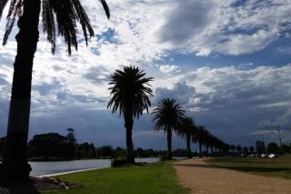 St Kilda Penthouse. Views. Spa. - Melbourne - 9