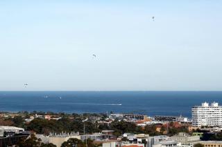 St Kilda Penthouse. Views. Spa. - Melbourne - 5