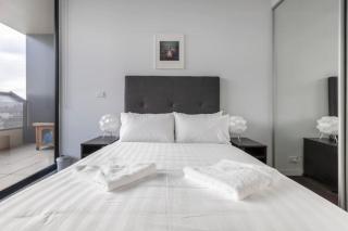 St Kilda Penthouse. Views. Spa. - Melbourne - 4