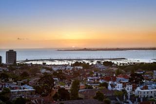 St Kilda Penthouse. Views. Spa. - Melbourne - 3