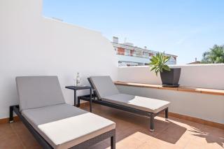 Ultimate Rentals - Modern Apartment with Sunny Terrace & Shared Pool - 1
