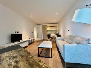 RiverView Superior 2BR Suite Balcony and AC - 4