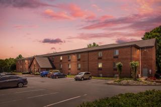 HomeTowne Studios and Suites by Red Roof Greensboro - Greensboro - 7