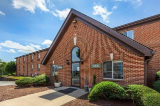 HomeTowne Studios and Suites by Red Roof Greensboro - Greensboro - 0