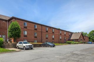 HomeTowne Studios and Suites by Red Roof Greensboro - Greensboro - 9
