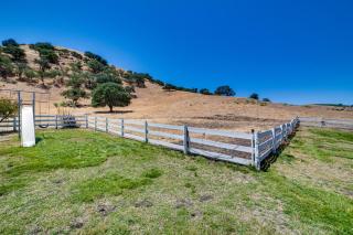 Fenced Yard and Outdoor Bar Hillside Paicines Home! - Paicines - 8
