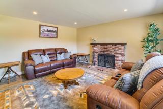 Fenced Yard and Outdoor Bar Hillside Paicines Home! - 4