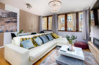 The Luxe Lounge 2Bed 2Bath Sauna and Private Cinema - 0