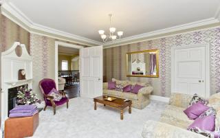 Luxury-3-bedroom Ramsay Garden Apartment next to Edinburgh Castle - 9