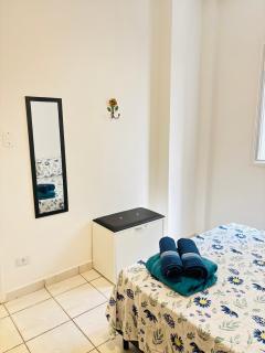 Apartamento na Quadra da Praia no canal 6 com Roupa de Cama e banho - 3