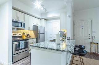 Boulevard Stays 1BR King Suite Pool Gym & Parking 03 - 6