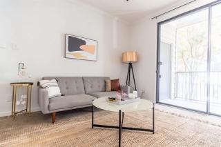 Boulevard Stays 1BR King Suite Pool Gym & Parking 03 - 4