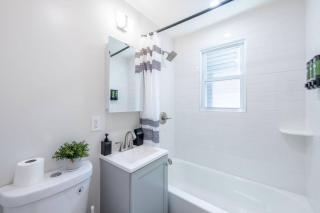 Cozy 2BR Newark Apartment | WiFi - 1