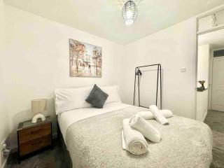 Swindon Large 3 Bedroom house Parking, Garden - Swindon - 8