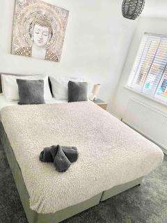 Swindon Large 3 Bedroom house Parking, Garden - 4