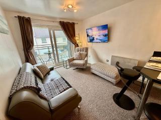 Charming River Nest Near the Stadium and City Centre Comfort for Up to 4 Guests - Bon-y-maen - 5