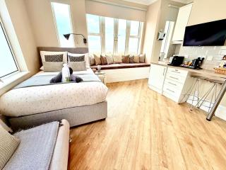 Beachfront Compact Coastal Crib, DIRECT Sea Views & Air Conditioning - Littlestone-on-Sea - 5
