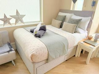 Beachfront Compact Coastal Crib, DIRECT Sea Views & Air Conditioning - Littlestone-on-Sea - 1