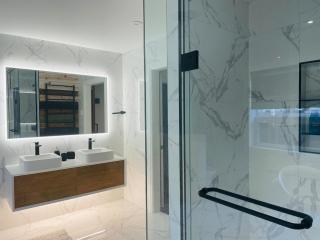 Superior Master King Ensuite Near Horseshoe Fall - Niagara Falls - 5