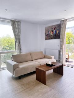 Bright Modern London 2-Bed Apartment with 2-Bath & Balcony View - London - 8