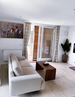 Bright Modern London 2-Bed Apartment with 2-Bath & Balcony View - London - 9