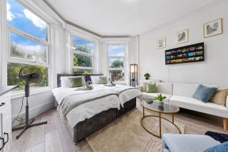 Modern & Spacious Flat - Moments To City Centre - Sleeps 4 - 9