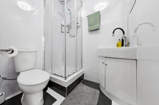 Modern & Spacious Flat - Moments To City Centre - Sleeps 4 - 7