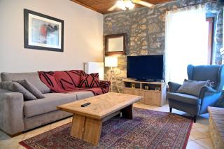 Stone house Amfikleia - 1