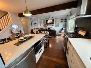 Cozy Cabin On the Lake with HotTub - Hopatcong - 4