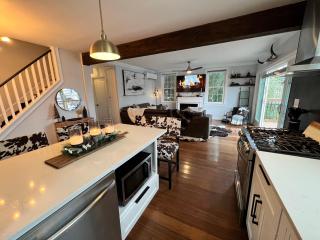 Cozy Cabin On the Lake with HotTub - Hopatcong - 3