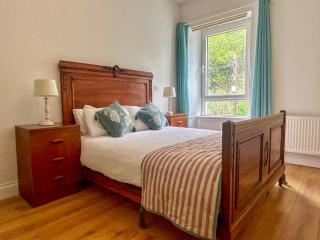 Charming 3-Bedroom in Cork with Private Garden - Cork - 8