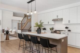 Luxury 4BR Home with Games Room, BBQ and Sunroom - 9