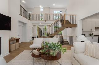 Luxury 4BR Home with Games Room, BBQ and Sunroom - 4