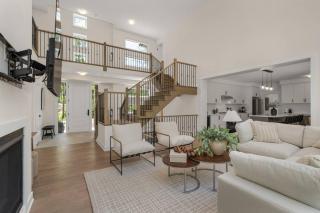 Luxury 4BR Home with Games Room, BBQ and Sunroom - 3