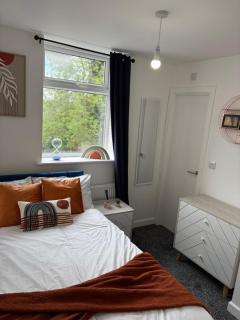 Luxury 6 bed Home in Sheffield - Neepsend - 3