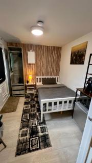 Modern studio en-suite - Tilbury - 0
