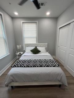 New 1BR Walk to Pats & Genos - 6