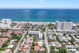 Lux 3 bedroom townhouse 1 block from the beach - 0