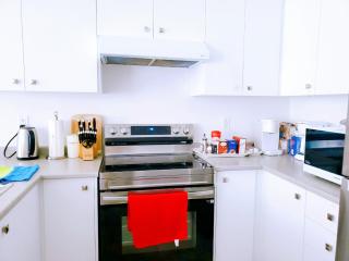 New 3 BR Home Near Falls with King Bed 75 Inch TV and Parking - Thorold - 1