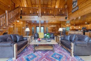 Big Bear Cove by AvantStay Hot Tub Game Room Fireplace Smoky Mtn Views - 4