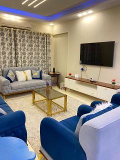 Luxury 3 Bedroom Apartment Prime Location with Elegant Furniture - Kairo - 0